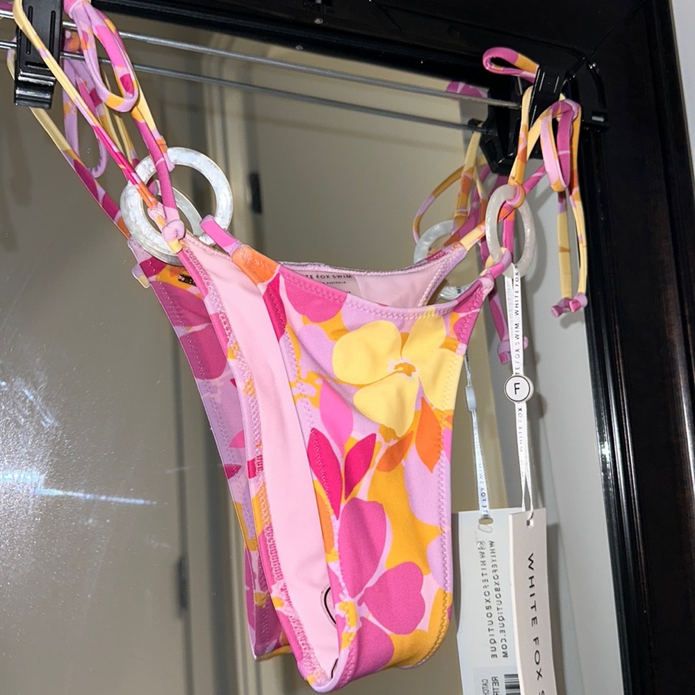 WhiteFox Boutique CATCH A WAVE Bottoms. Retro Floral Print. Size XS.